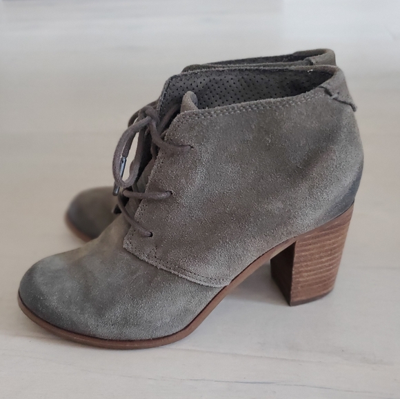 Tom's soft suede olive green/Grey great wood heel, lace up bootie sz.6.5 - Picture 1 of 6